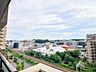 バルコニー：8階バルコニーからの眺望。開放感があります。