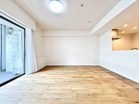 落ち着いた色合いのフローリングが、リラックスできる空間を演出します。