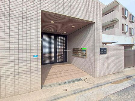 手入れの行き届いた、気持ちのよいエントランス空間