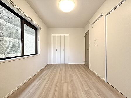 収納も完備しており、シンプルで使いやすい洋室です