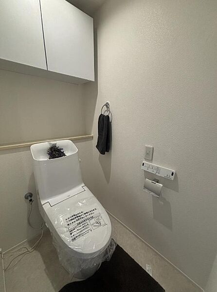 ◎ウォシュレット付きトイレと上部には便利な吊戸棚完備♪