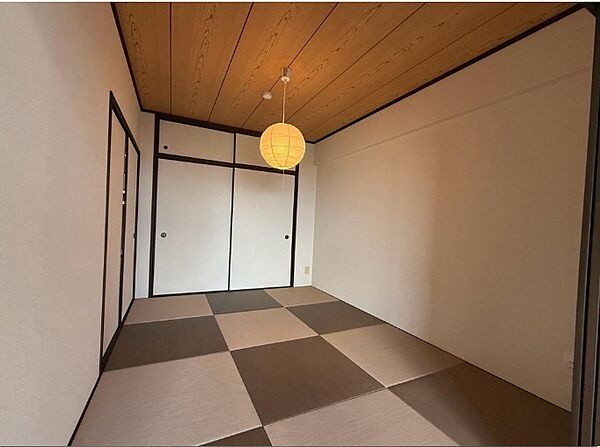 ◎客間としても使える和室♪pしゃれな琉球畳♪お客様用お布団も押し入れ収納に♪畳の香が落ち着きますね♪
