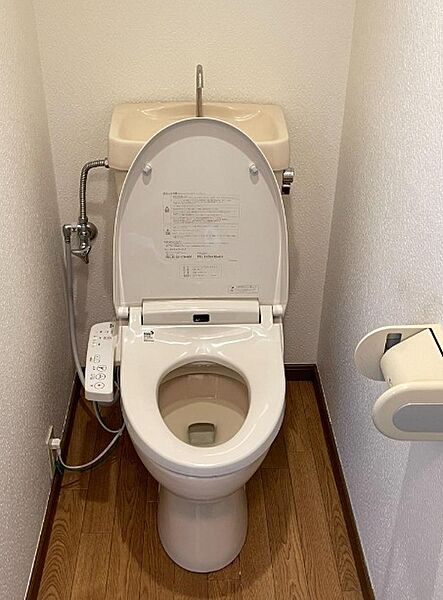 ◎ウォシュレット付きトイレは清潔感ある白基調♪