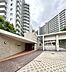 エントランス：マンションには常勤で管理人がいるので清掃が行き届き、共有スペースはいつも綺麗に保たれています。