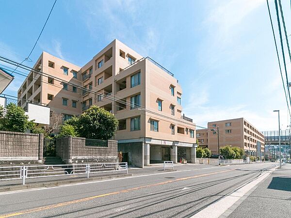 バス停歩3分／南東向きで陽当たり良好
