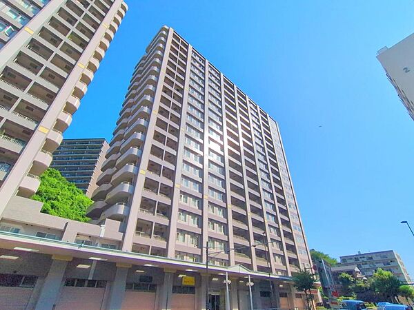 マンション1階にチョコザップなど店舗多数！