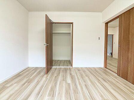 ◎洋室5.6帖の引き戸を開放してLDと繋げて広々空間にもできます。各居室にクローゼット完備
