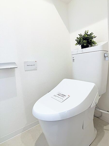 ◎ウォシュレット付きトイレは清潔感ある白基調♪