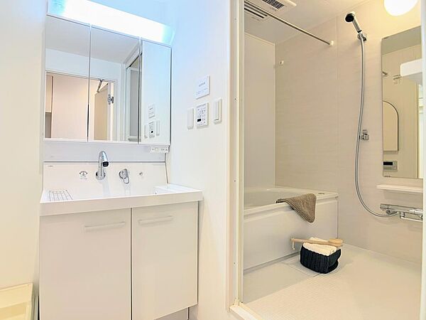 ◎収納力ある三面鏡洗面化粧台はお顔周りが明るくなる白基調♪
