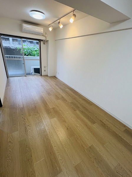 エアコン付きで初期費用を抑えられます♪バルコニーからは専用庭へ続いています♪