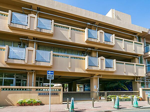 【小学校】横浜市立末吉小学校…210m