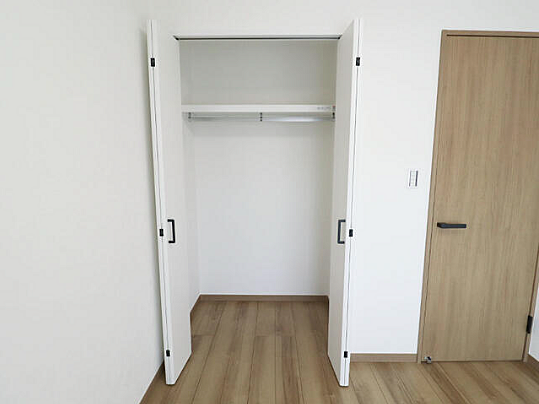 ◎奥行きのあるクローゼット付きで居室を広く使えます♪
