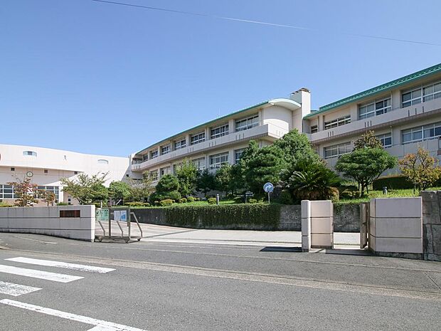■藤沢市立藤ヶ岡中学校…徒歩18分(1200m)