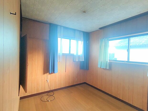 【リフォーム中】2階洋室の写真です。床はフローリング張替、壁・天井はクロス張替を行う予定です。
