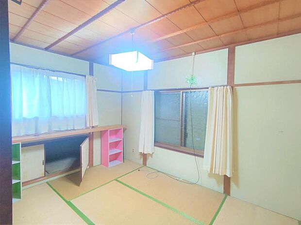 【リフォーム中】2階和室の写真です。洋室に変更し、床はフローリング張替、壁・天井はクロス張替を行う予定です。