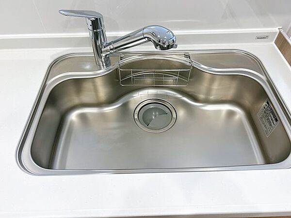 【リフォーム済】新品交換したシンクはさびにくく熱に強いステンレス製です。水はねの音を抑える静音設計で従来よりもさらに水温が静かになっています。