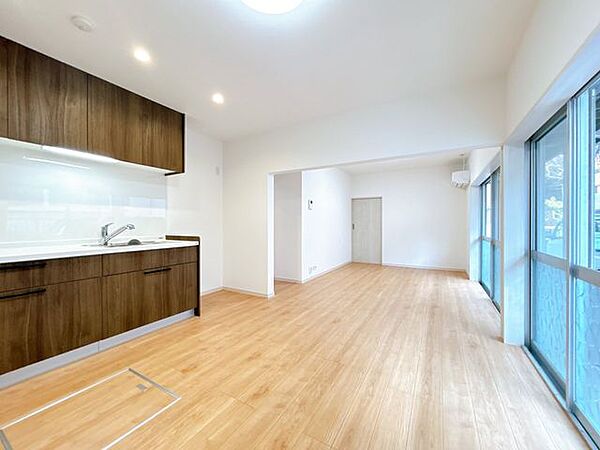 【リフォーム済】リビングです。二間続きの和室を間取り変更を行い、14.5帖のリビングに変更しました。床はフローリング仕上げ、壁・天井はクロス張替を行いました。