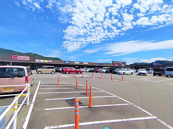 【スーパー】マックスバリュ長与中央店様まで約900ｍです。（徒歩約12分） 400m