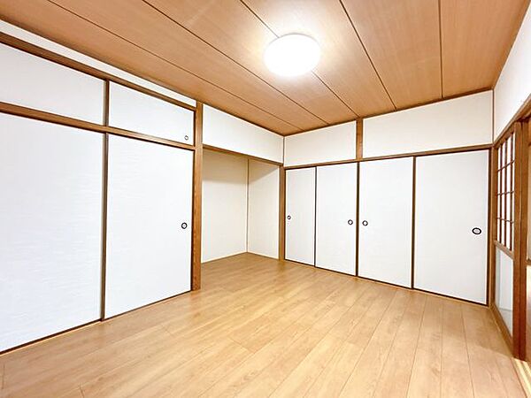 【外壁工事のみ実施】1階南側約7帖の洋室です。襖張替えを行いました。