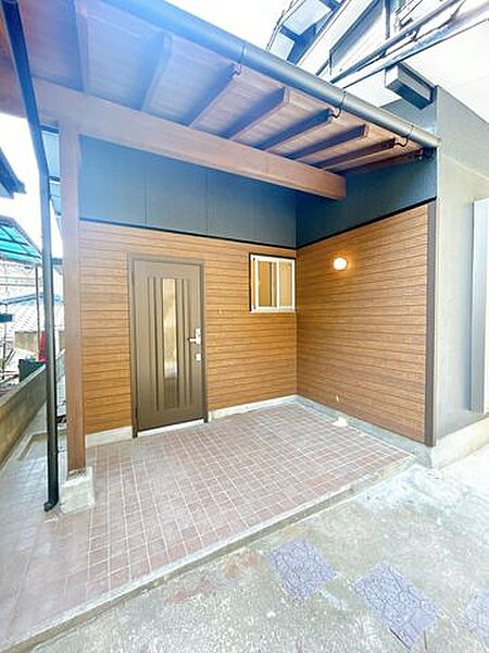 【リフォーム済】玄関です。玄関扉は新品交換しました。