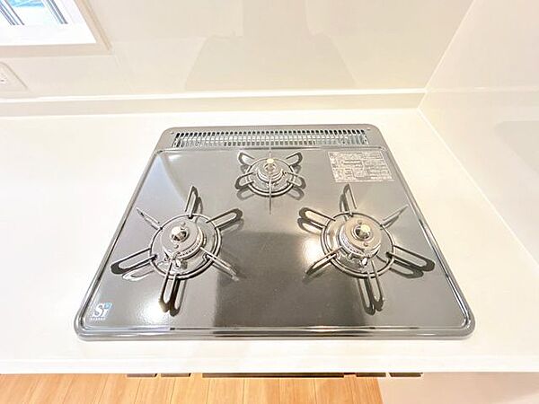 【リフォーム済】新品交換したキッチンは3口コンロで同時調理が可能。大きなお鍋を置いても困らない広さです。お手入れ簡単なコンロなのでうっかり吹きこぼしてもお掃除ラクラクです。