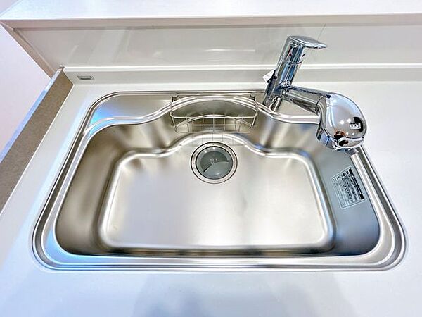 【リフォーム済】新品交換したキッチンのシンクはサビにくく熱に強いステンレス製です。水はねの音を抑える静音設計で、従来よりもさらに水音が静かになっています。