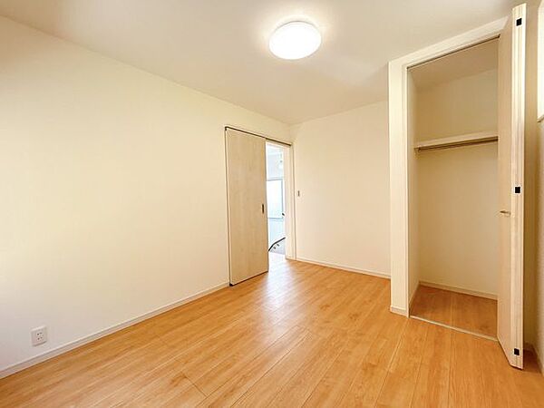 【リフォーム済】2階約5.5帖の洋室です。床はフローリング仕上げ、壁・天井はクロス張替を行いました。