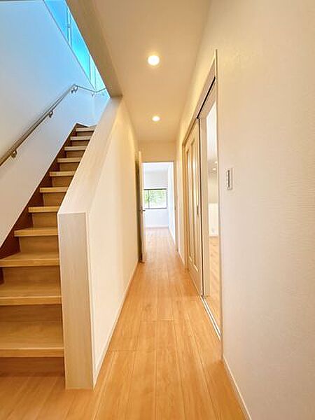 【リフォーム済】2階廊下です。床はフローリング仕上げ、壁・天井はクロス張替を行いました。