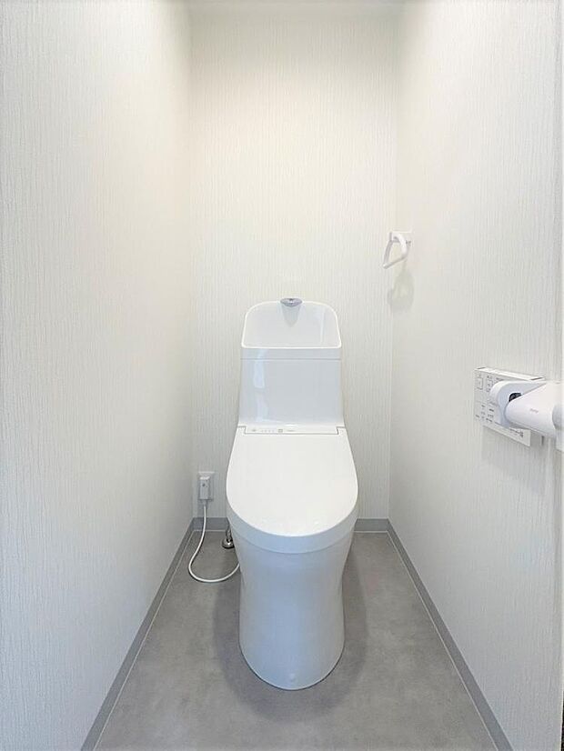 【リフォーム済】トイレはTOTO製の温水洗浄機能付きに新品交換しました。表面は凹凸がないため汚れが付きにくく、継ぎ目のない形状でお手入れが簡単です。