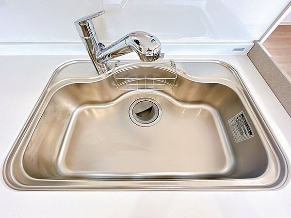 【リフォーム済】新品交換したキッチンのシンクはサビにくく熱に強いステンレス製です。水はねの音を抑える静音設計で、従来よりもさらに水音が静かになっています。