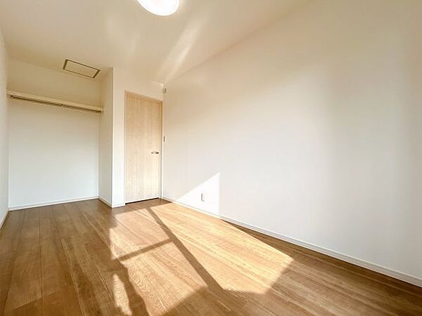 【リフォーム済】2階北側約6帖の洋室です。床はフローリング仕上げ、壁・天井はクロス張替を行いました。