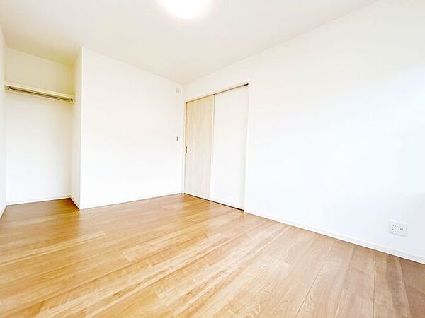 【リフォーム済】2階南西側約5帖の洋室です。床はフローリング仕上げ、壁・天井はクロス張替を行いました。