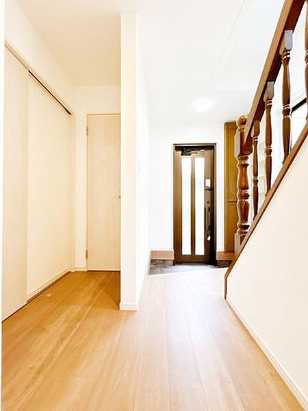 【リフォーム済】1階廊下です。床はフローリング仕上げ、壁・天井はクロス張替を行いました。