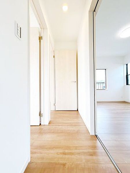 【リフォーム済】2階廊下です。床はフローリング仕上げ、壁・天井はクロス張替を行いました。