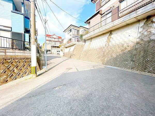 【周辺環境】前面道路です。幅員約6ｍなので駐車もしやすいですね。