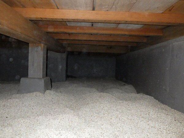 中古住宅の3大リスクである、雨漏り、主要構造部分の欠陥や腐食、給排水管の漏水や故障を2年間保証します。その前提で床下まで確認の上でリフォームし、シロアリの被害調査と防除工事もおこないます。