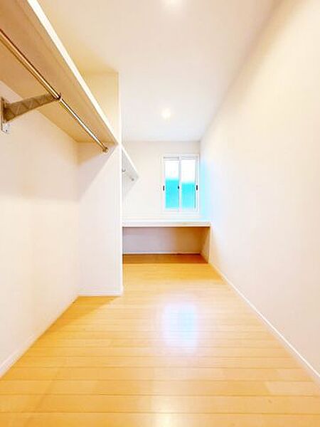 【外構のみリフォーム予定】2階約9.5帖洋室の収納です。ハウスクリーニングを行いました。