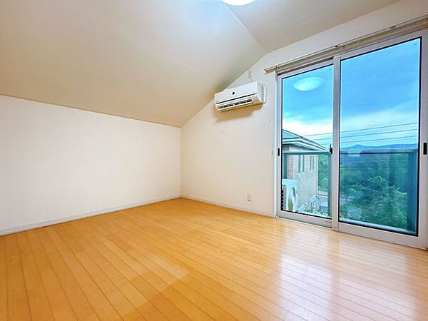 【外構のみリフォーム予定】2階東側約6帖別角度写真です。ハウスクリーニングを行いました。