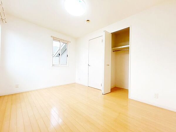 【外構のみリフォーム予定】2階西側約6帖の洋室です。ハウスクリーニングを行いました。