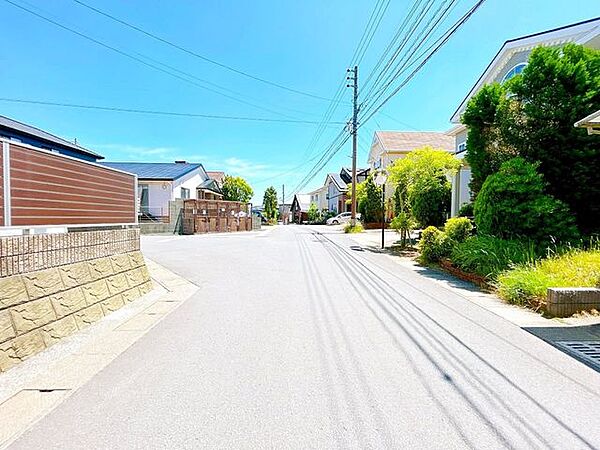 【周辺環境】前面道路です。幅員約6ｍなので駐車もしやすいですね。