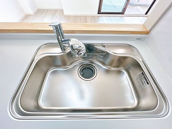 【リフォーム済】新品交換したシンクはさびにくく熱に強いステンレス製です。水はねの音を抑える静音設計で従来よりもさらに水温が静かになっています。