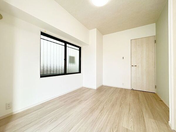 【リフォーム済】北側約6帖洋室です。床はフローリング仕上げ、壁・天井はクロス張替えを行いました。