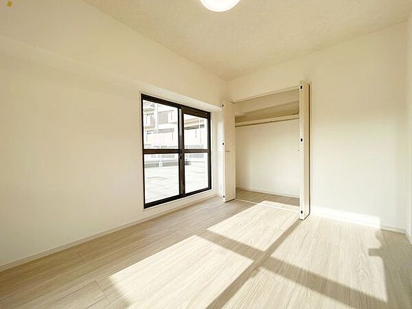 【リフォーム済】西側約6帖洋室です。床はフローリング仕上げ、壁・天井はクロス張替えを行いました。