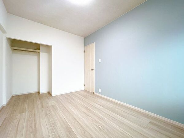 【リフォーム済】南側約6帖洋室です。床はフローリング仕上げ、壁・天井はクロス張替えを行いました。