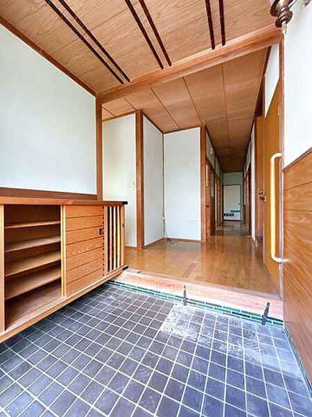 【リフォーム中】玄関内部です。玄関扉は交換し、床は長尺シート張り、壁・天井はクロス張替えを行う予定です。