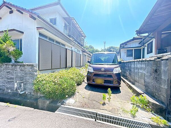 【リフォーム中】駐車場拡張工事を行い、普通車2台、軽1台駐車可能になります。