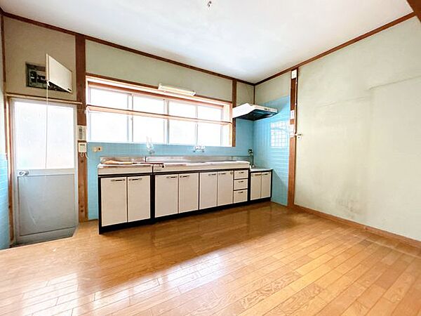 【リフォーム中】間取変更を行い約6帖洋室になります。床はフローリング仕上げ、壁・天井はクロス張替えを行う予定です。