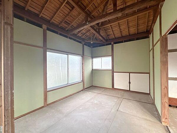 【リフォーム中　9/18撮影】間取変更を行い2階東側6帖洋室になります。床はフローリング仕上げ、壁・天井はクロス張替えを行う予定です。