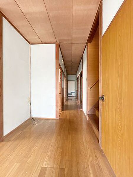 【リフォーム中】1階廊下です。床はフローリング仕上げ、壁・天井はクロス張替えを行う予定です。