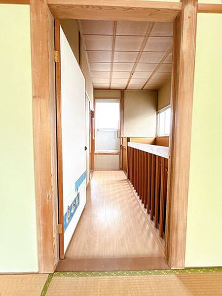 【リフォーム中】2階廊下です。床はフローリング仕上げ、壁・天井はクロス張替えを行う予定です。